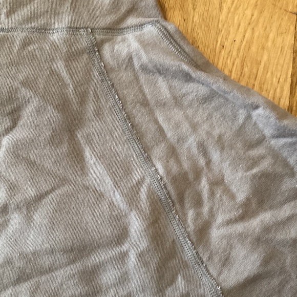 Under Armour sweatshirt, thinner material w front pocket - Picture 3 of 7